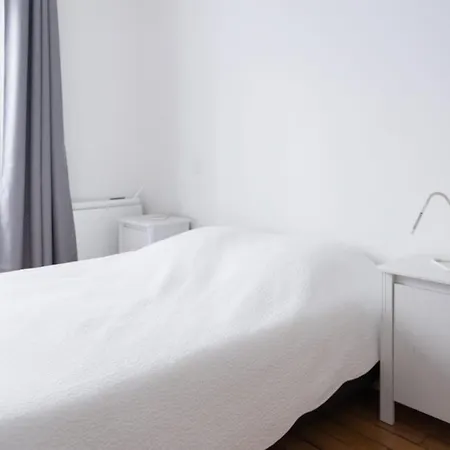 Spacious And Bright Apartmentplace De La Nation